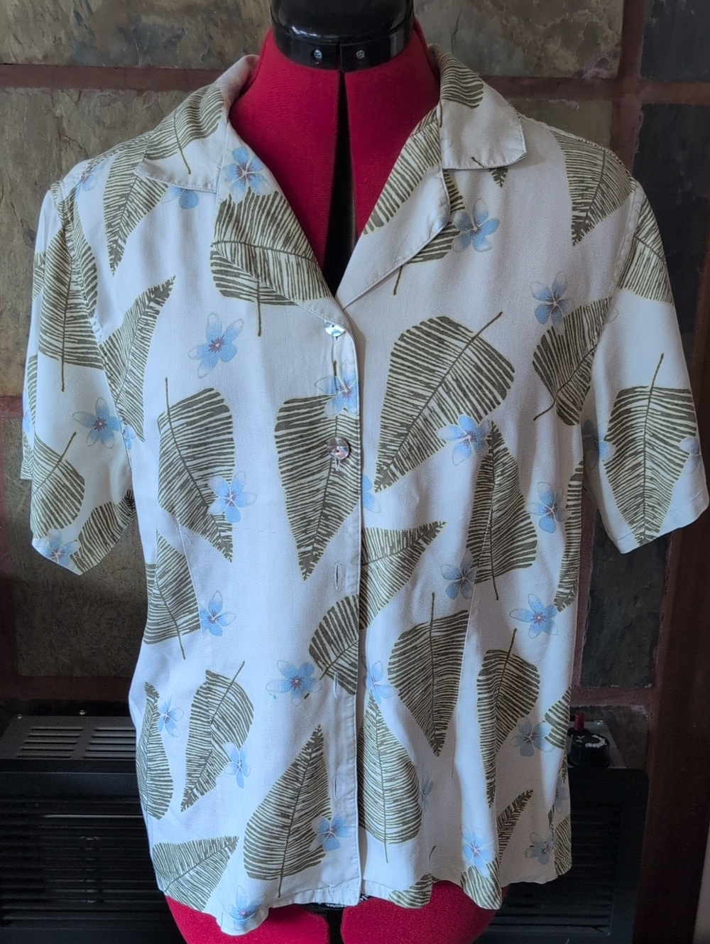 Casual White Short-Sleeve Button-Down Shirt with Olive Leaf Print